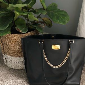 Black MICHAEL KORS tote purse !!
